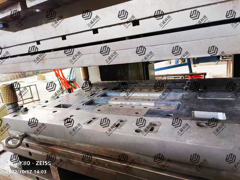 模壓電纜橋架生產(chǎn)線