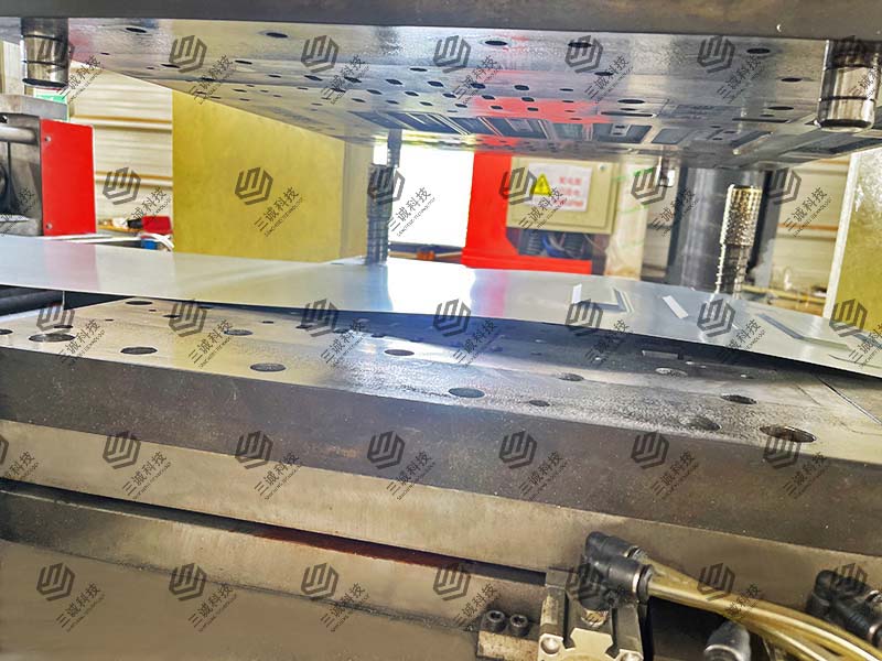 模壓電纜橋架生產(chǎn)線